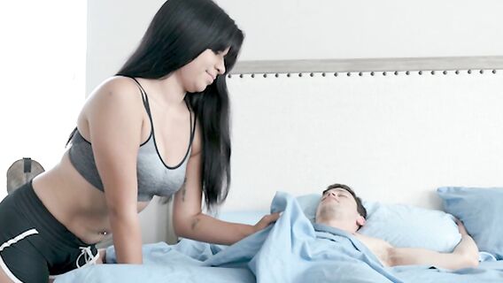 Девка будит сводного брата минетом и скачет на члене