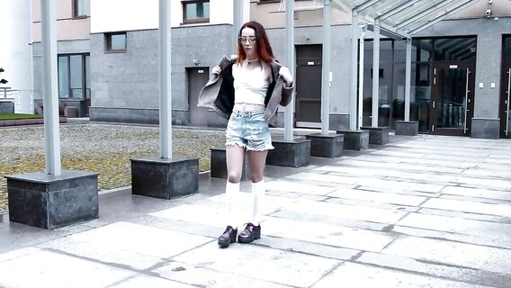 Юная рыжуля в очках трахается как развратная сучка