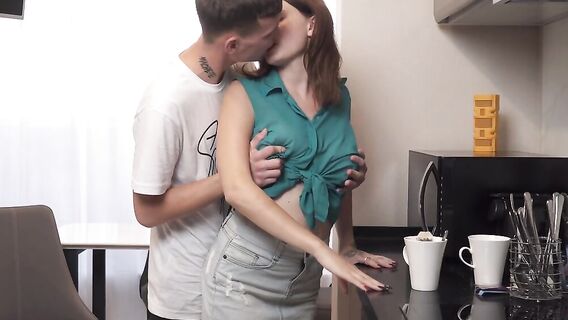 Русский парень выебал юную сисястую подругу на кухне