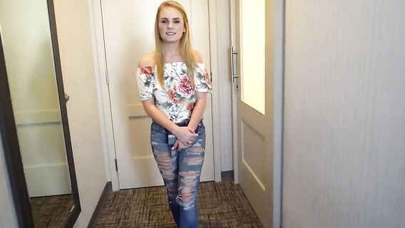 Большой член в гладкой киске юной красотки на кастинге