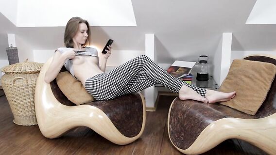 Худая русская цыпочка удовлетворила себя пальцами