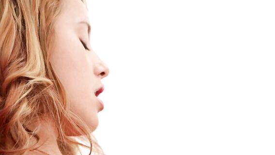 Красивая мастурбация юной рыженькой девчонки соло